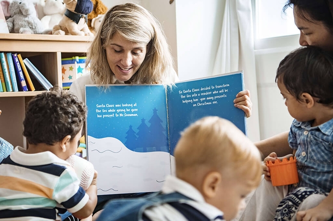 Erzieherin liest Kindern eine Geschichte vor 