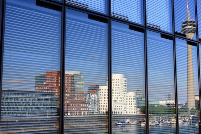 Rheinuferpromenade in Düsseldorf gespiegelt in Fenstern