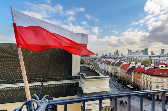 Polnische Flagge auf einem Gebäude