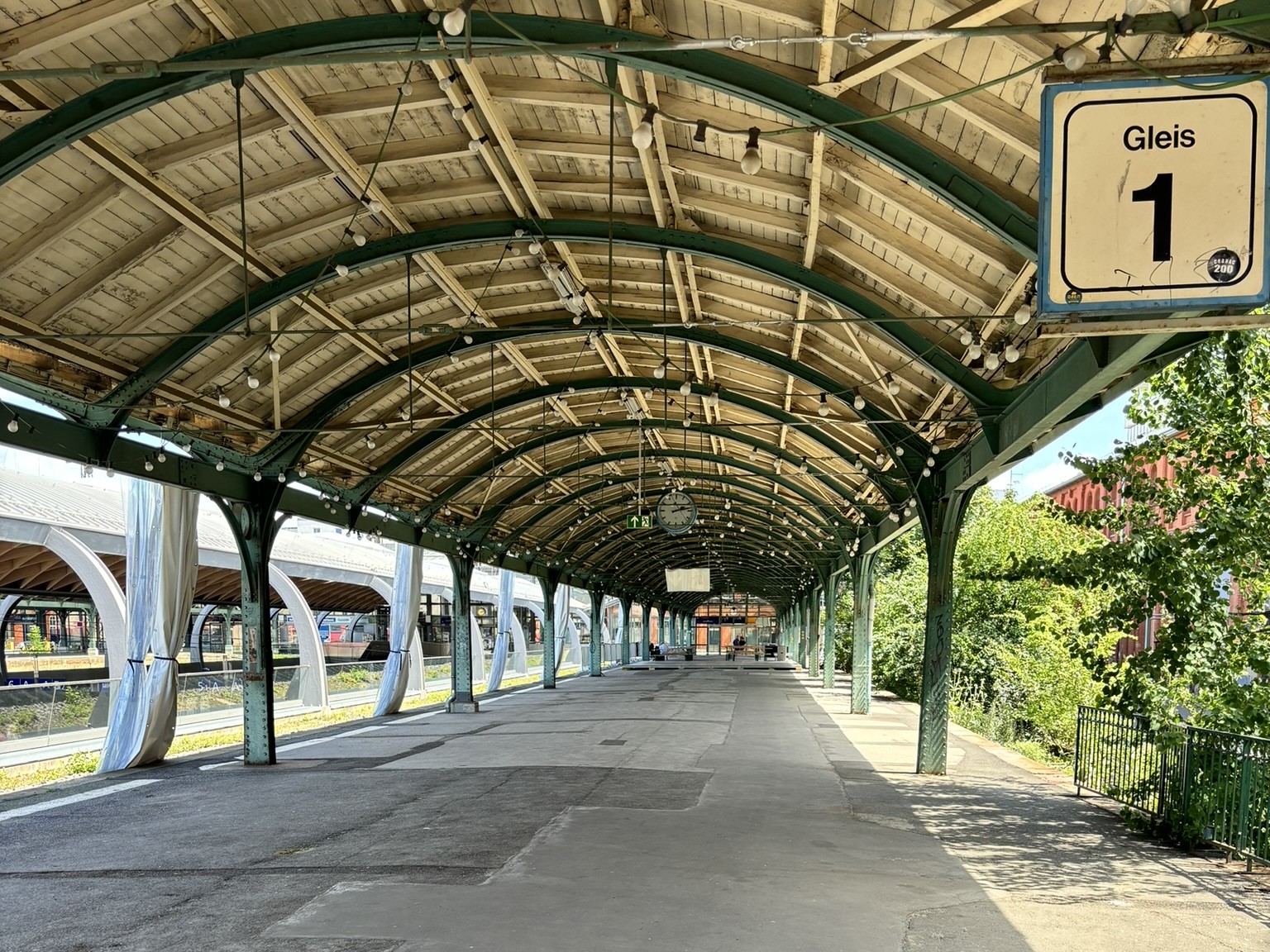 Blick auf die Gleise des Kulturbahnhofs in Kassel