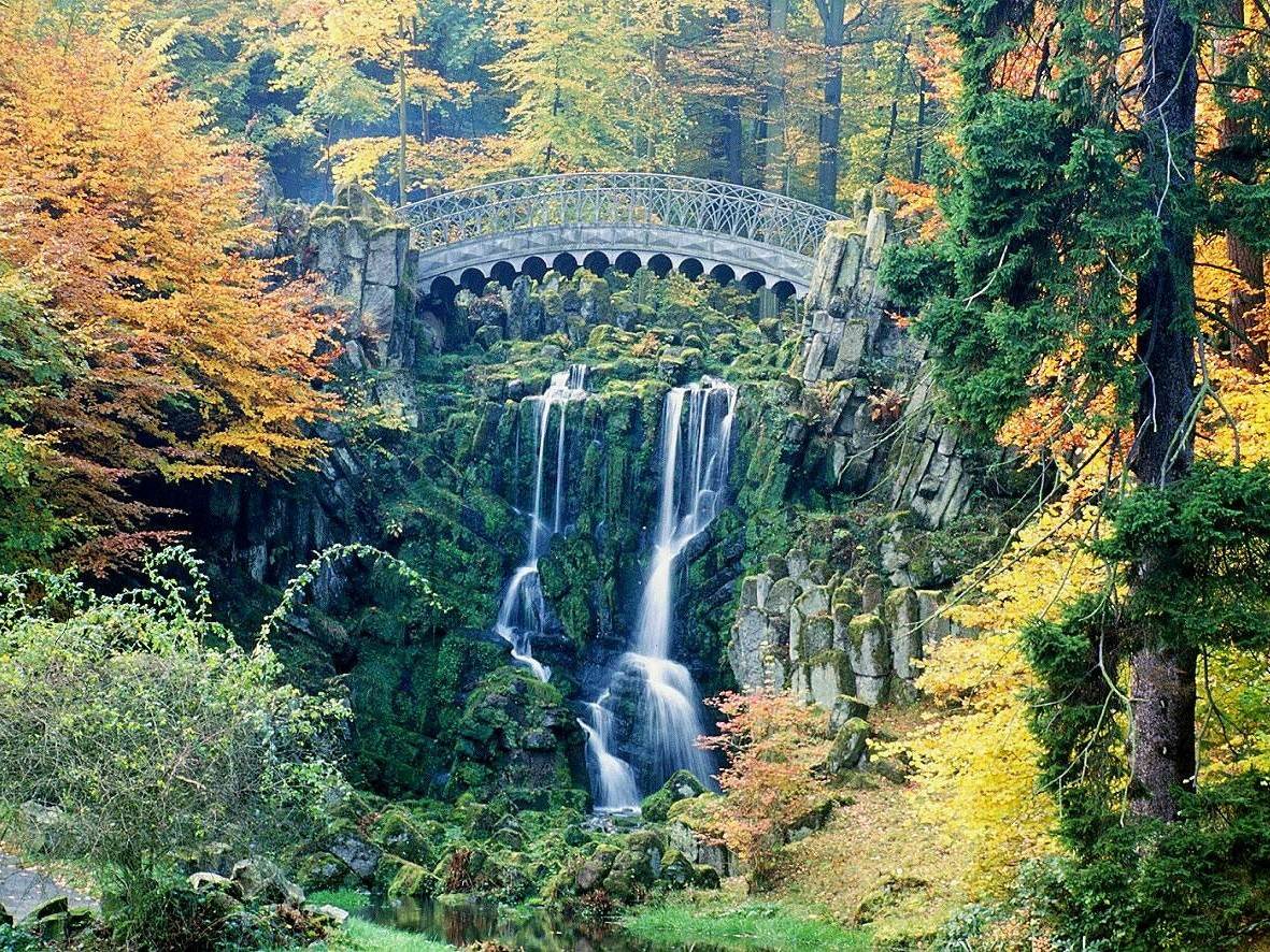 Blick auf die Teufelsbrücke im Bergpark Wilhelmshöhe