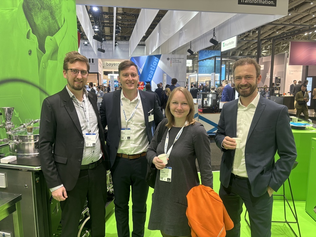 Gruppenfoto auf der Hannover Messe mit Elena Aminova und Daniel Gehrt