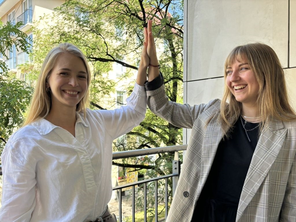 Hannah Staab und Juliane Hasseberg geben sich ein High Five