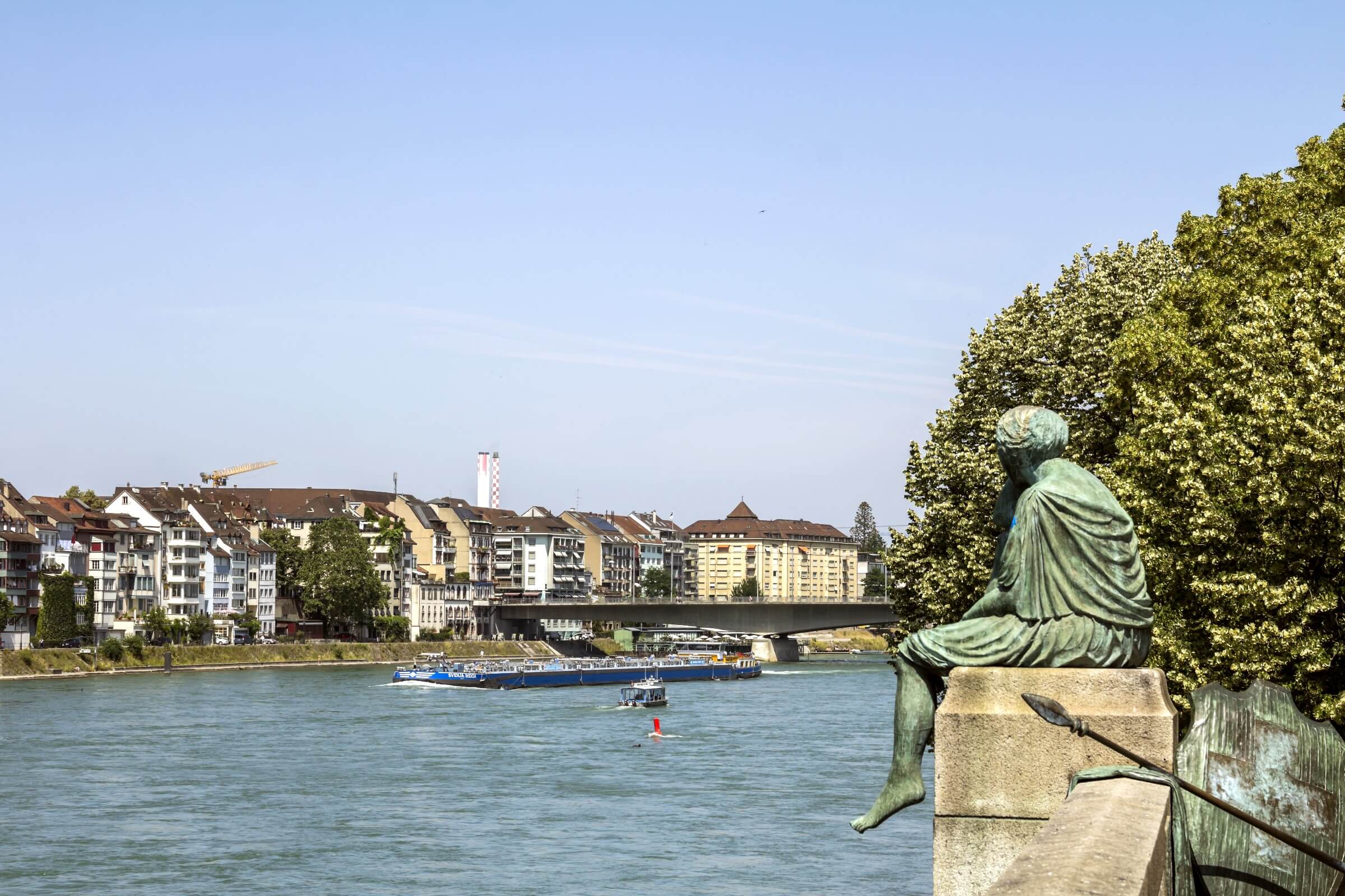 Blick auf den Rhein und die Helvetia Statue in Basel