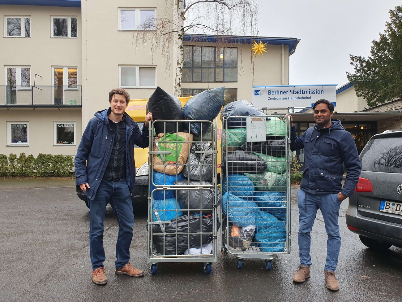 Prognos Mitarbeiter übergeben die gesammelten Spenden an die Berliner Kältehilfe