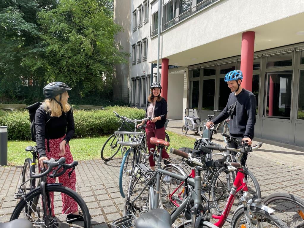 Prognos MItarbeitende mit dem Rad im Innenhof des Berliner Büro