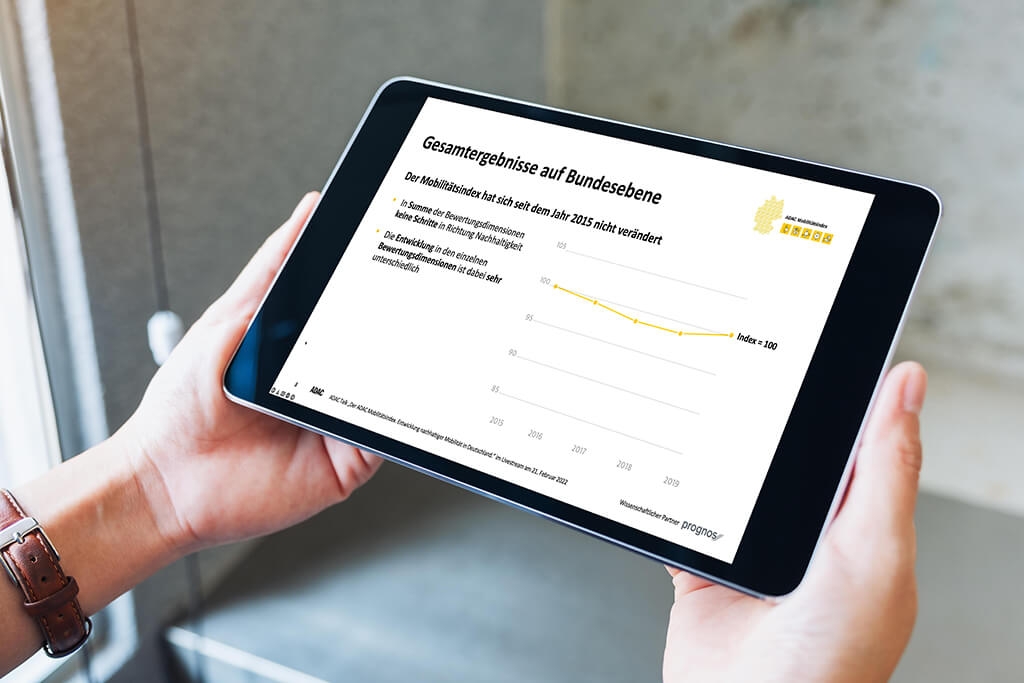 Eine Person hät ein Tablet mit dem ADAC Mobilitätsindex 2022