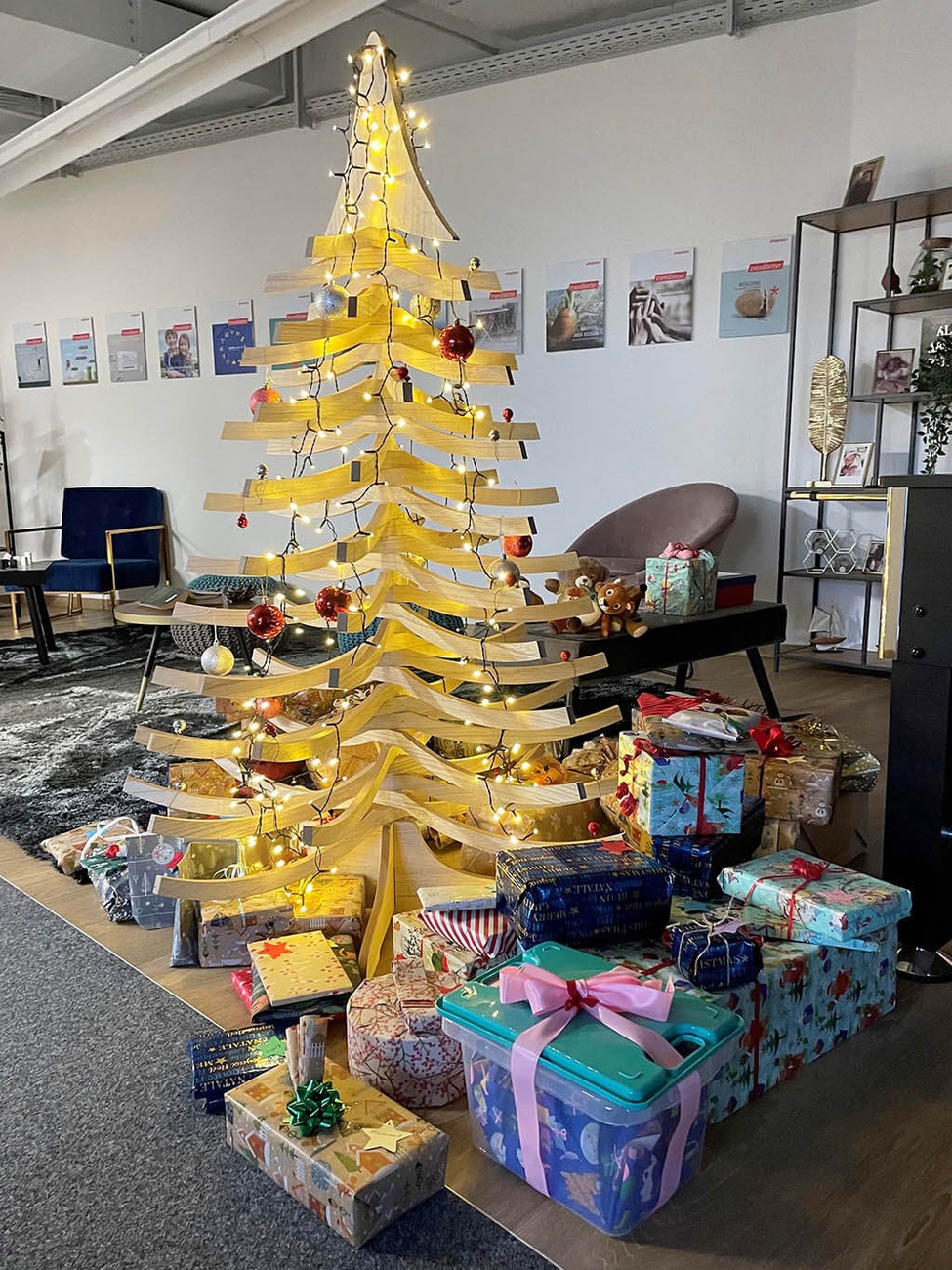 Wunschbaum mit Geschenken am Standort Düsseldorf