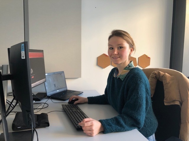 Cara Blaschke sitzt an ihrem neuen Schreibtisch im Münchner Büro der Prognos AG