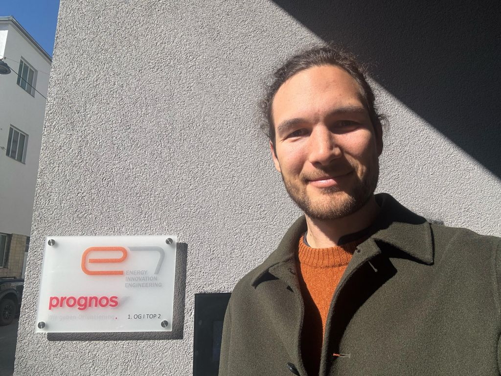 Fabian Muralter vor dem Prognos Büro in Wien