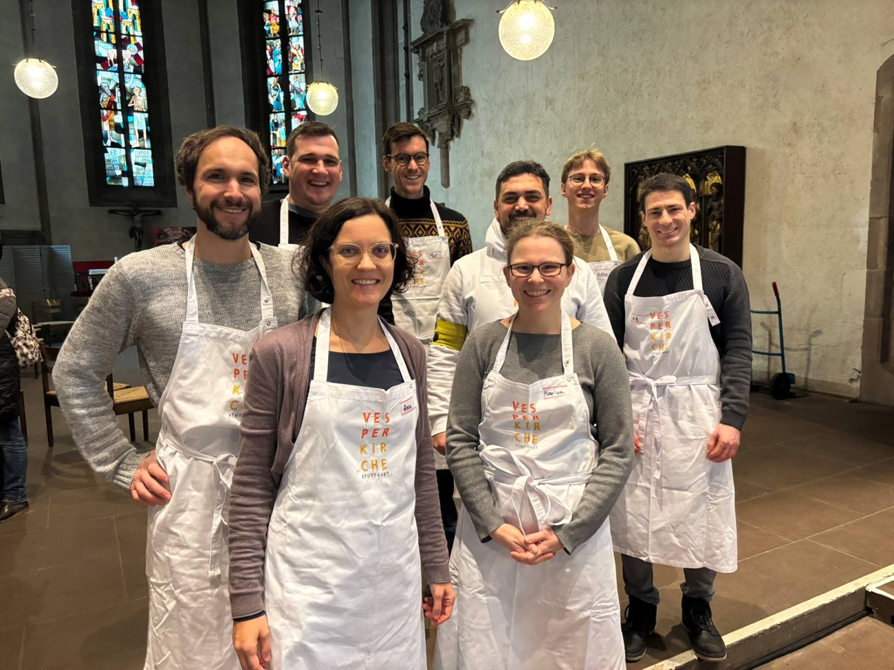 Kolleginnen und Kollegen unterstützen die Vesperkirche