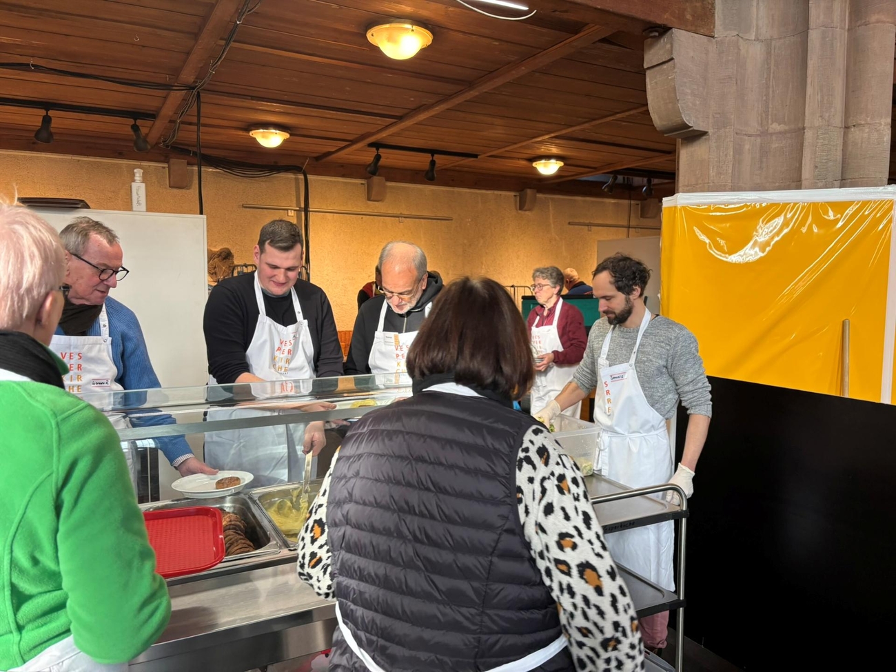 Kolleginnen und Kollegen unterstützen die Vesperkirche