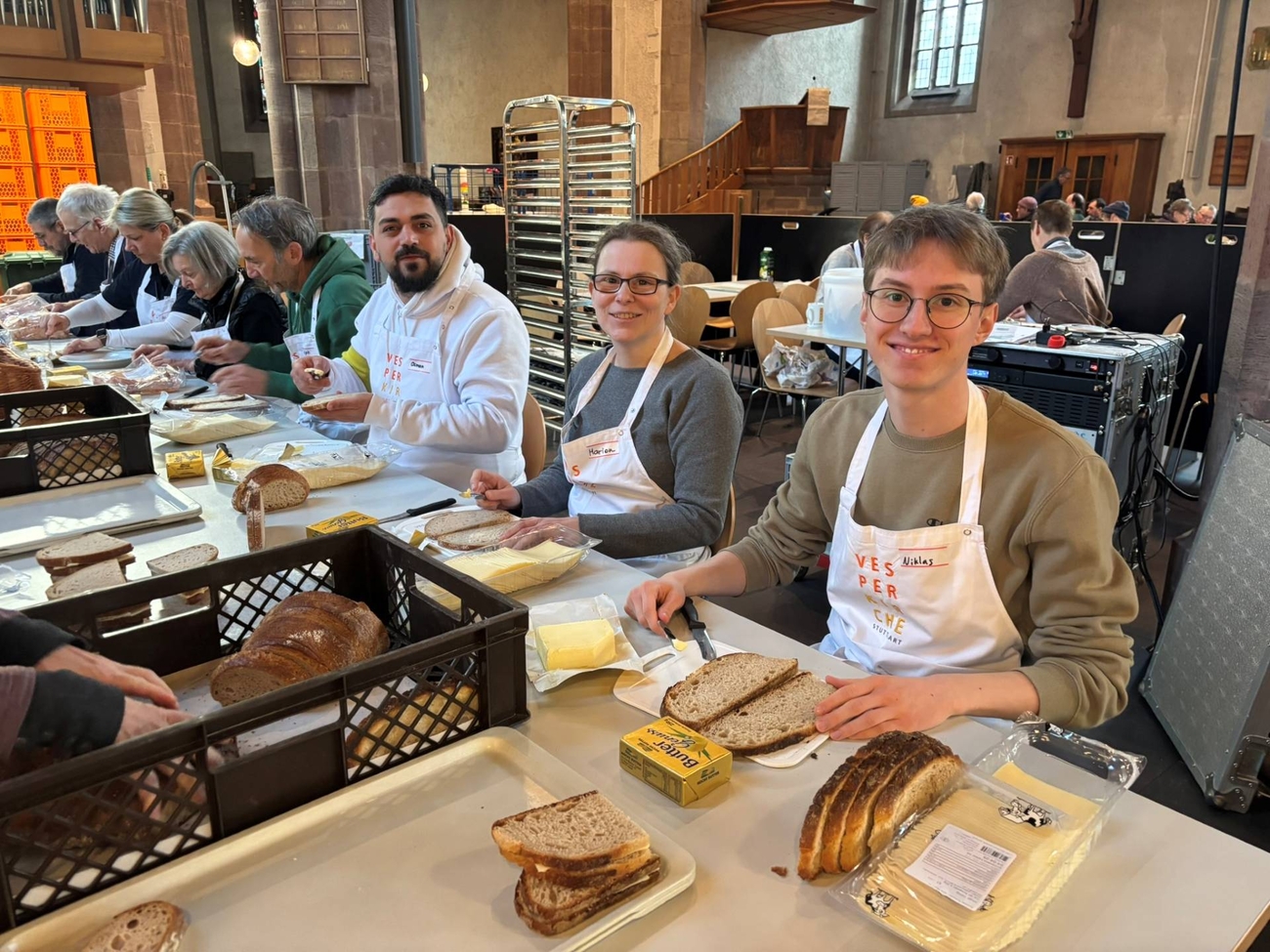 Kolleginnen und Kollegen unterstützen die Vesperkirche