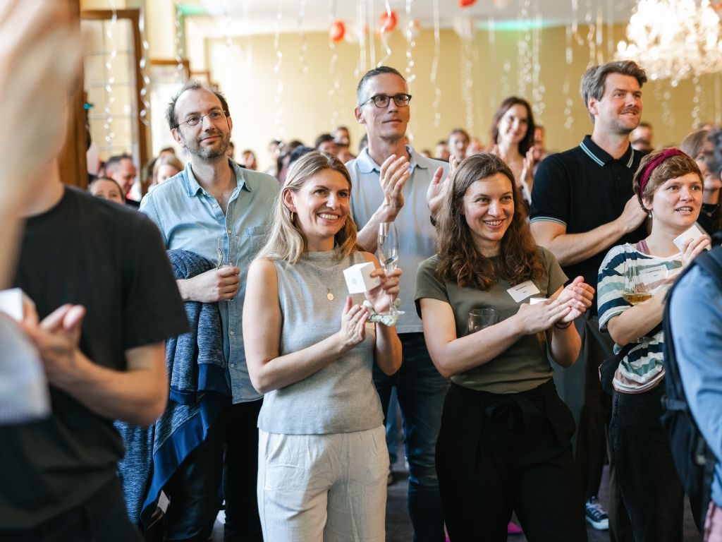 Abendveranstaltung: Mitarbeitende applaudieren