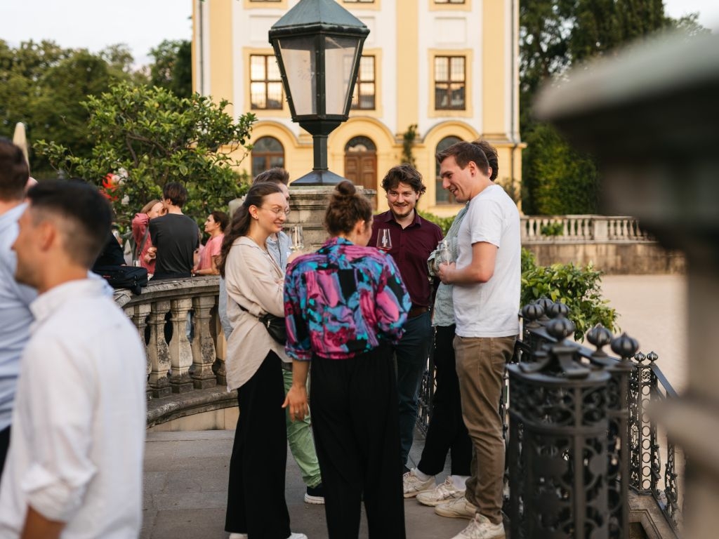 Abendveranstaltung: Mitarbeitende tauschen sich aus 