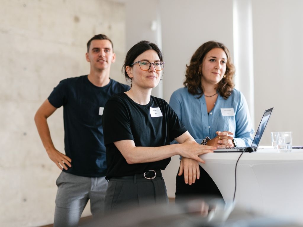 Projektmesse beim GTO 2025: Drei Mitarbeitende stellen ihr Projekt vor 
