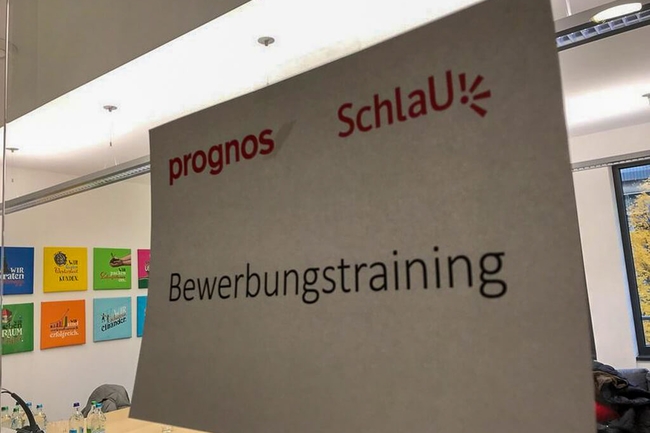 Schild  mit der Aufschrift Bewerbungstraining an ener Bürotür