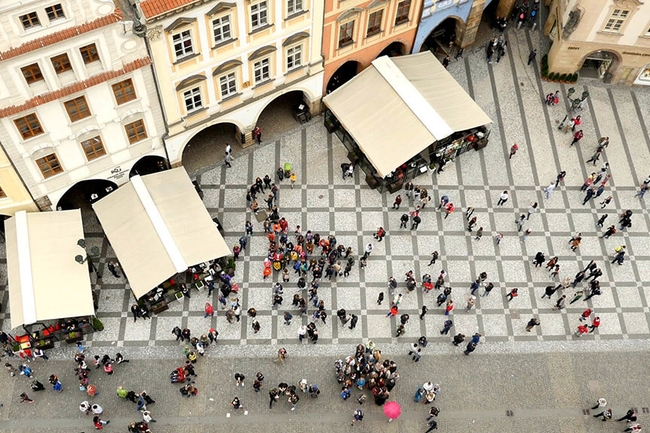 Menschen laufen auf einem Marktplatz