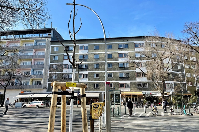 Blick auf junge Linda am Savignyplatz 