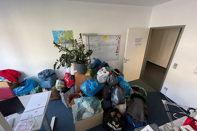 Ein großer Haufen voller Kleidung und warmen Decken 