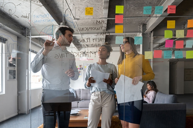 Business-Team, der eine Marketingstrategie in einem Meeting im Büro diskutiert