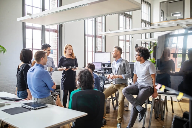 Gruppe von Fachleuten diskutiert neuen Businessplan