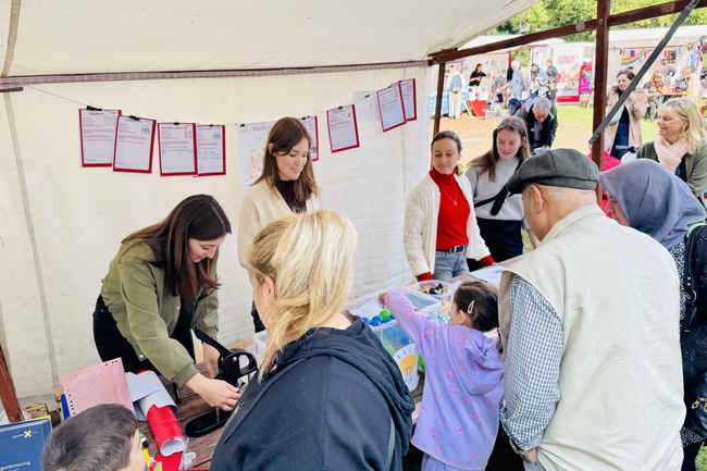 Prognos Mitarbeitenden an einem Info-Stand beim Berliner Demokratietag