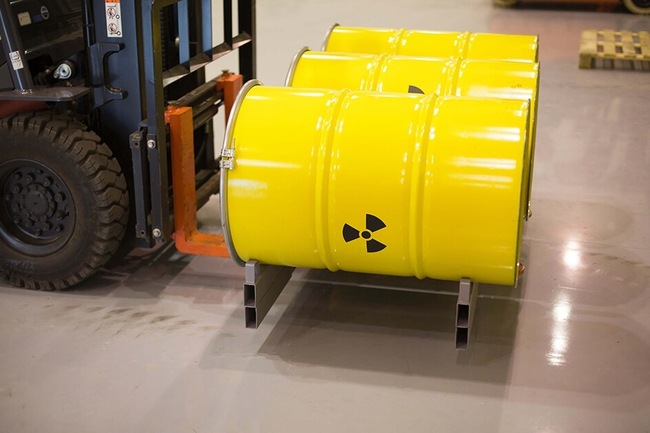 Radioaktive Stoffe werden mit einem Stapler transportiert