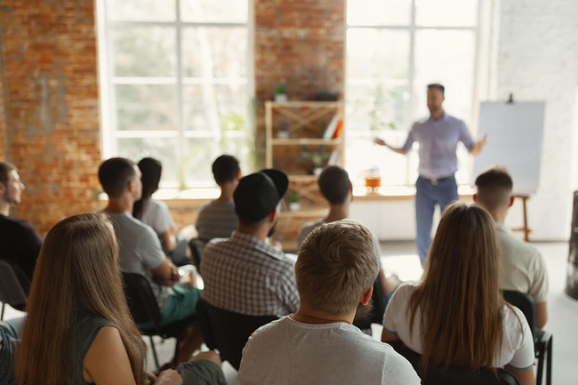 Blick auf Teilnehmerinnen und Teilnehmer eines Workshops 