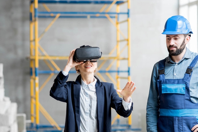 Frau-Client mit VR-Brille auf der Baustelle