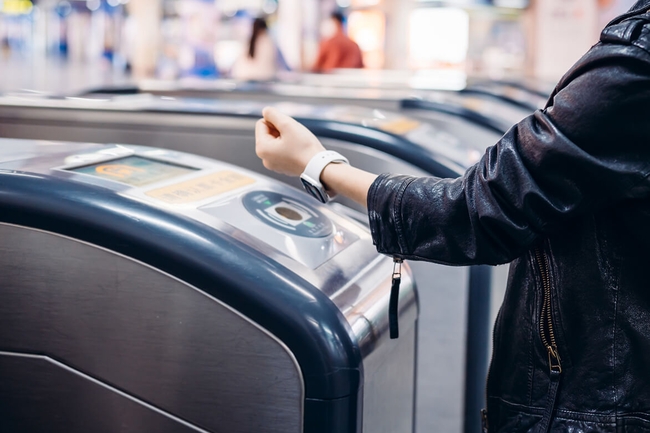 Smartwatch kontaktloses Bezahlen. Mit intelligenter Uhr an der U-Bahn-Station zu bezahlen.