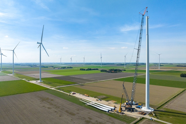 Windkraftanlagenbau mit riesigen Kränen in einem neuen Windpark