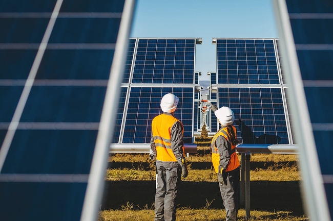 Fachkräfte prüfen eine Solaranlage 