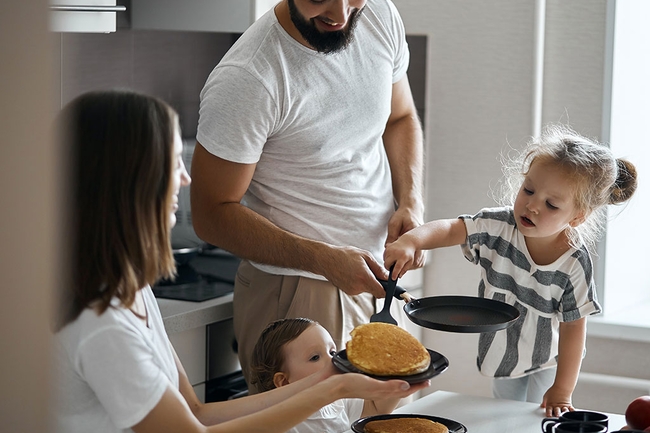 Familie mit zwei Kindern beim Frühstück