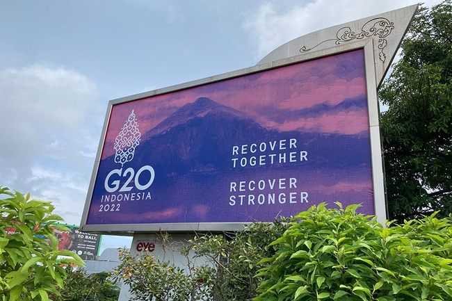 Ein großes Werbeschild kündigt den G20-Gipfel in Bali an