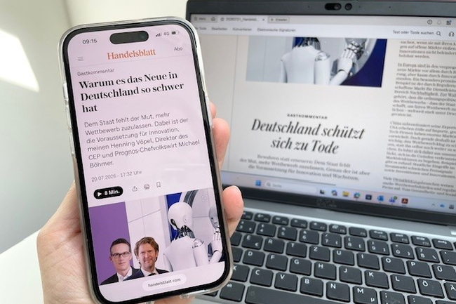 Blick auf Smartphone und Laptop die einen Gastkommentar im Handelsblatt von Michael Böhmer und Henning Vöpel zeigen