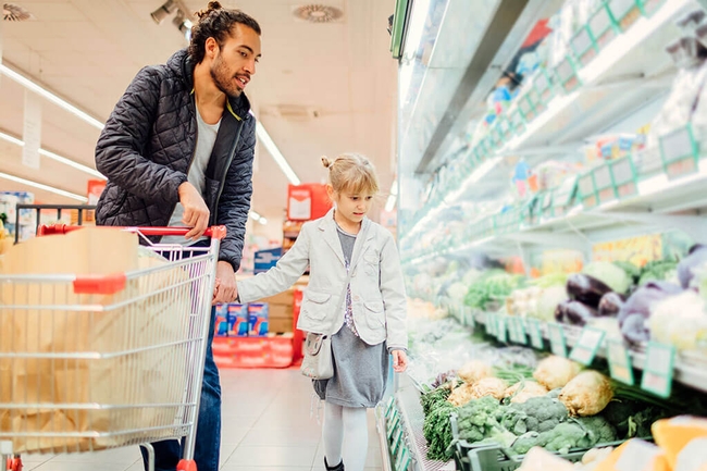 Vater und seine Tochter in einem Supermarkt.