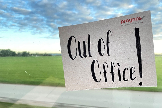 Blick aus dem Zug, auf ein Zelttel auf dem geschrieben steht "Out of Office"
