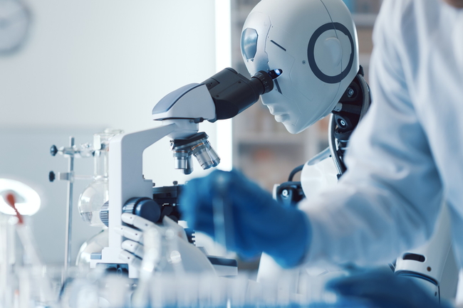 Frau und Androidenroboter im Wissenschaftslabor –