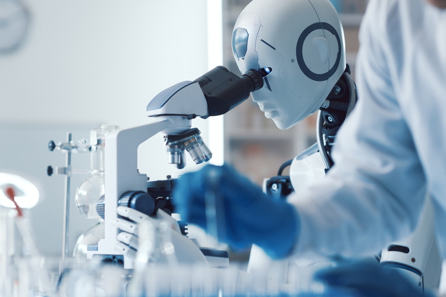 Frau und Androidenroboter im Wissenschaftslabor –