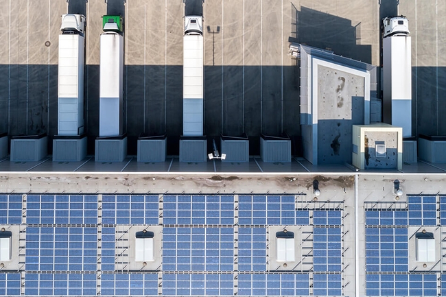 Lagerhalle mit PV-Anlage auf dem Dach.