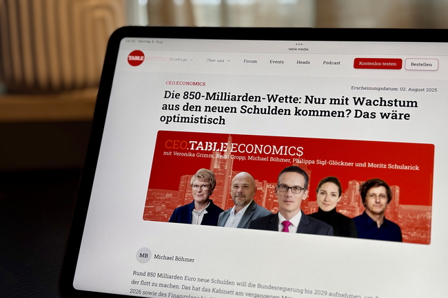 Blick auf ein Tablet, dass die neueste Kolumne von Dr. Michael Böhmer zeigt