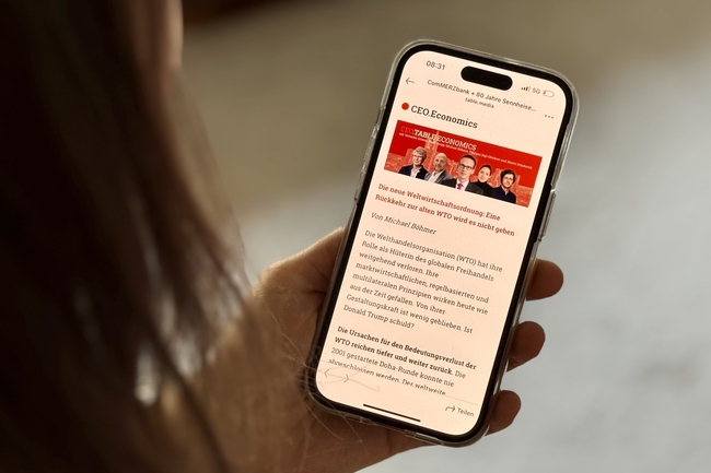 Blick auf Smartphone das die neue Kolumne von Michael Böhmer zeigt 