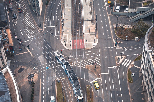 Blick von oben auf eine Straßenkreuzung