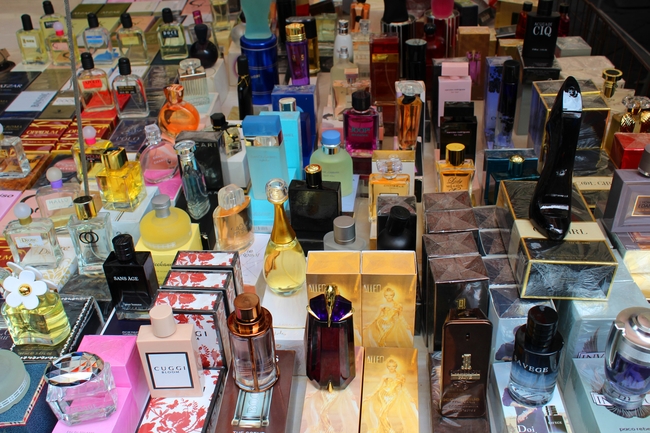 Günstige gefälschte Designer-Parfüms auf dem Straßenmarkt