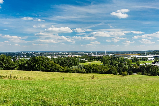 Aachener Stadionblick mit tiefblauem Himmel