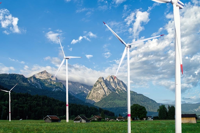 Windkraftanlagen zur Energieerzeugung in einer Almhütte in den bayerischen Bergen
