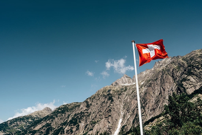 Schweizer Flagge weht am Himmel