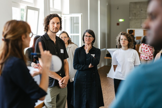 Workshop-Situation: Eine Gruppe tauscht sich zu Ergebnissen aus 