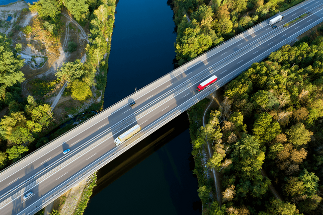 Blick von oben auf eine Autobahnbrücke